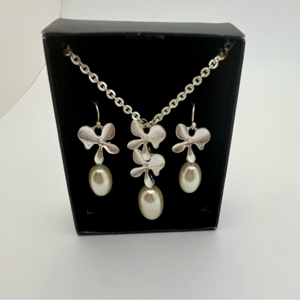 Silver and Pearl Jewelry Set. New never worn. Marked SAO. Still in box